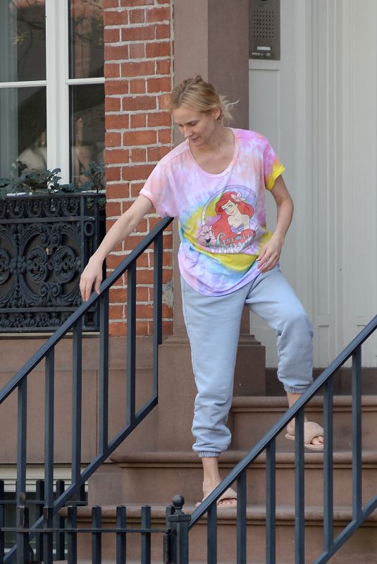 DIANE KRUGER Accept a Delivery in New York 04/17/2022