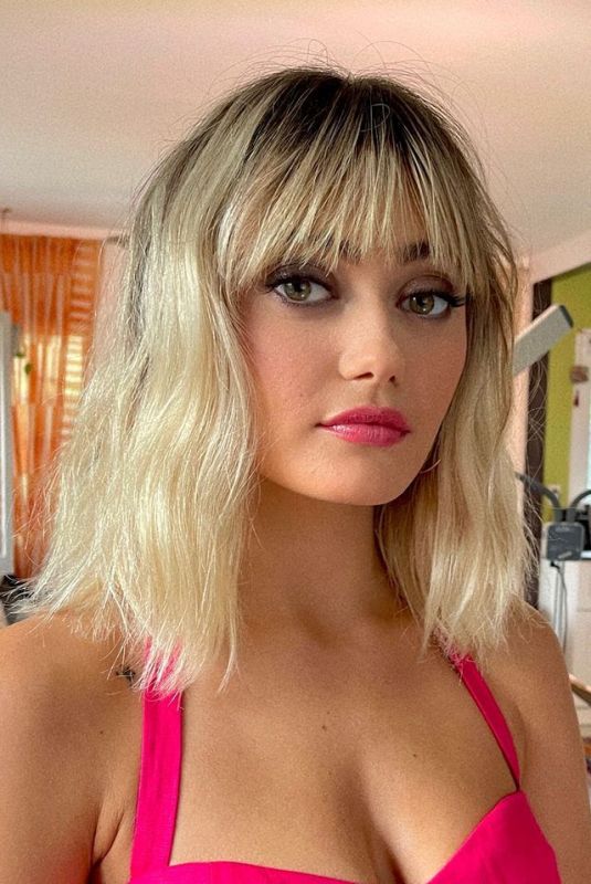 ELLA PURNELL - Instagram Photos 04/04/2022