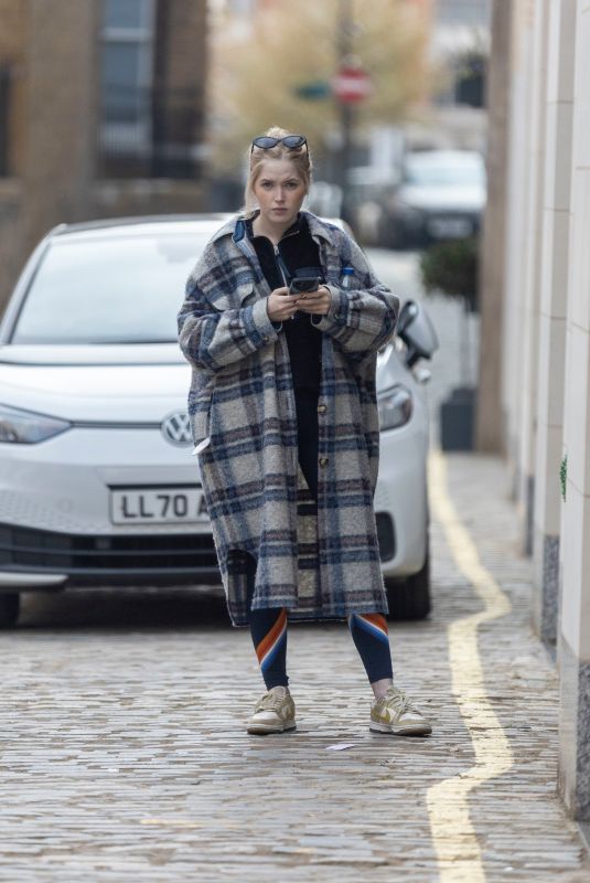 ELLIE BAMBER Out for Yogurt and Banana After Gym Session in London 03/30/2022