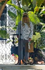 ERIKA JAYNE Grabs Her DoorDash Lunch Delivery in Los Angeles 04/22/2022