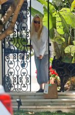 ERIKA JAYNE Grabs Her DoorDash Lunch Delivery in Los Angeles 04/22/2022