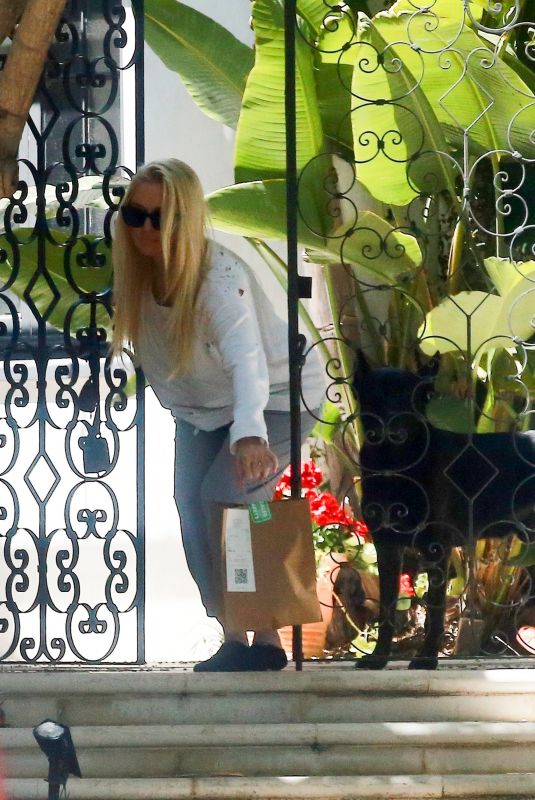 ERIKA JAYNE Grabs Her DoorDash Lunch Delivery in Los Angeles 04/22/2022