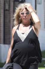 GOLDIE HAWN and Kurt Russell Out in Pacific Palisades 04/16/2022