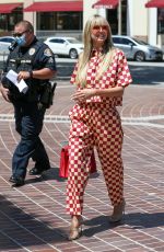 HEIDI KLUM Out and About in Los Angeles 04/14/2022