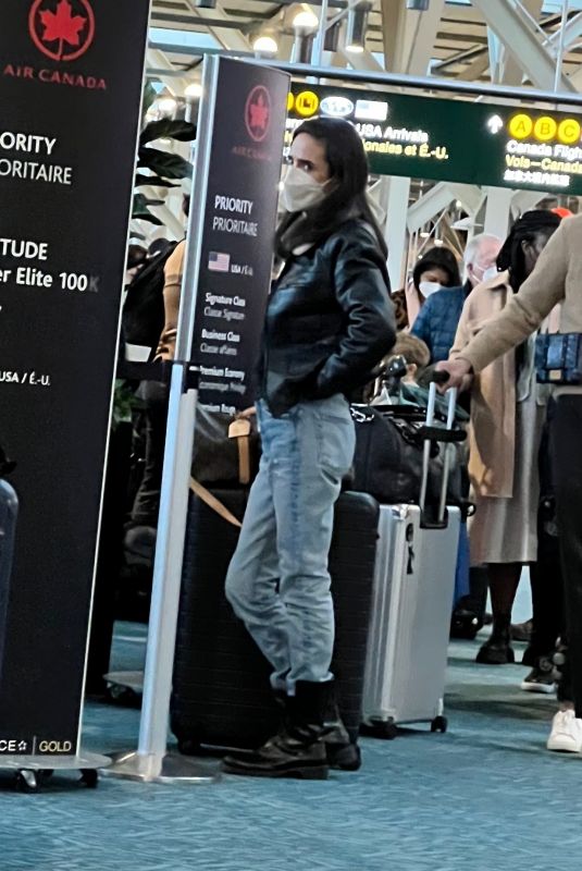 JENNIFER CONNELLY at Airport in Vancouver 04/02/2022
