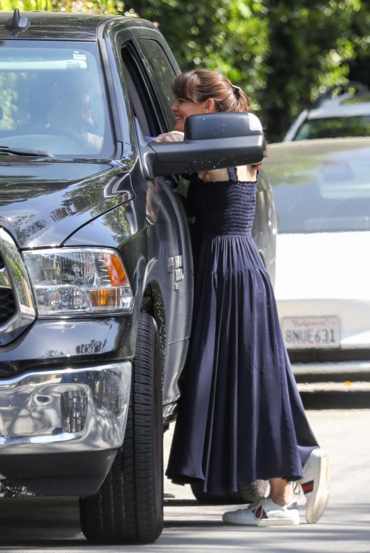 JENNIFER GARNER Chats with John Miller in Brentwood 04/25/2022