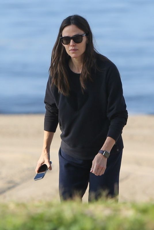 JENNIFER GARNER Out at Beach for a School Event in Santa Monica 03/31/2022