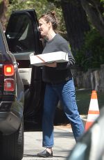 JENNIFER GARNER Out at Country Mart in Los Angeles 04/15/2022