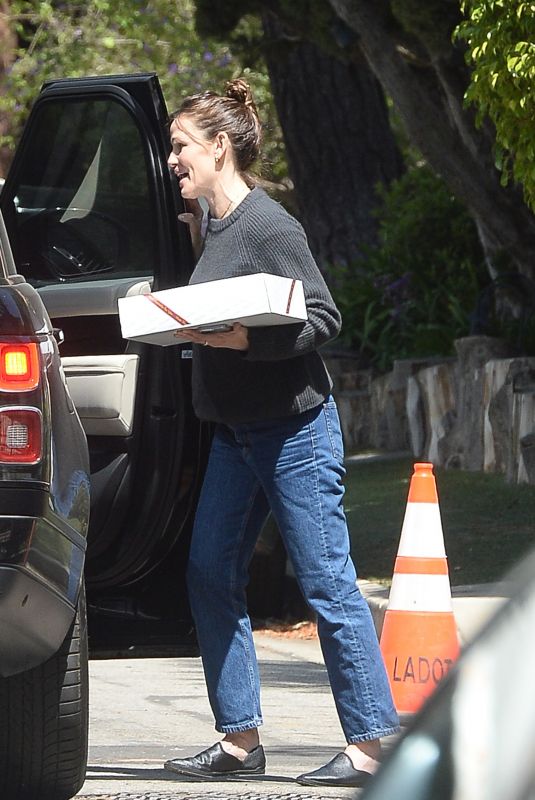 JENNIFER GARNER Out at Country Mart in Los Angeles 04/15/2022