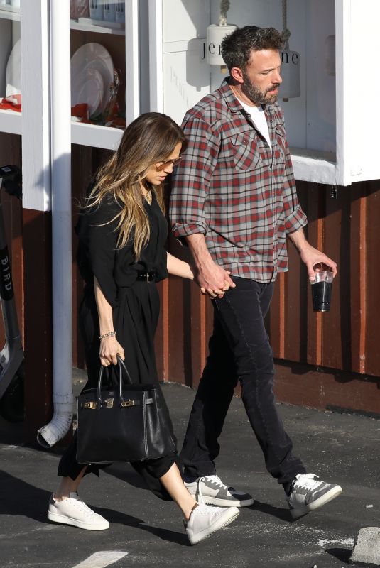 JENNIFER LOPEZ and Bean Affleck Out for Lunch at Brentwood Country Mart 04/23/2022
