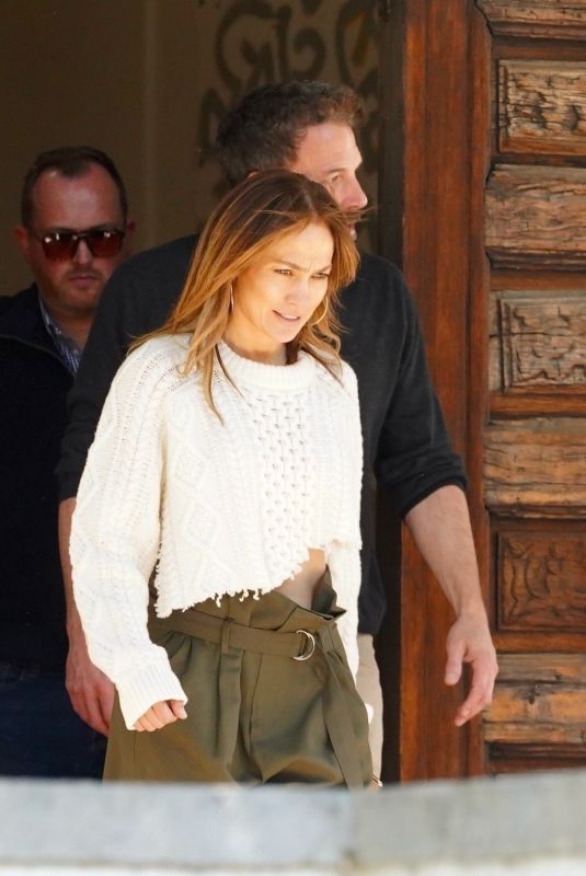 JENNIFER LOPEZ and Ben Affleck at a Massive Real Estate Property on the Market in Beverly Hills 04/12/2022