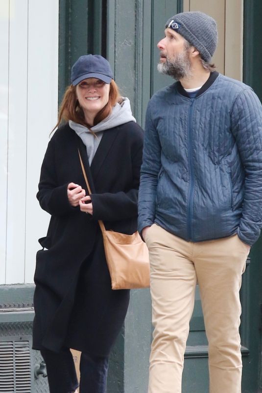 JULIANNE MOORE and Bart Freundlich Out in New York 04/05/2022