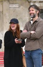 JULIANNE MOORE and Bart Freundlich Out in Venice 04/19/2022