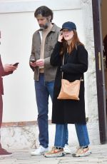 JULIANNE MOORE and Bart Freundlich Out in Venice 04/19/2022