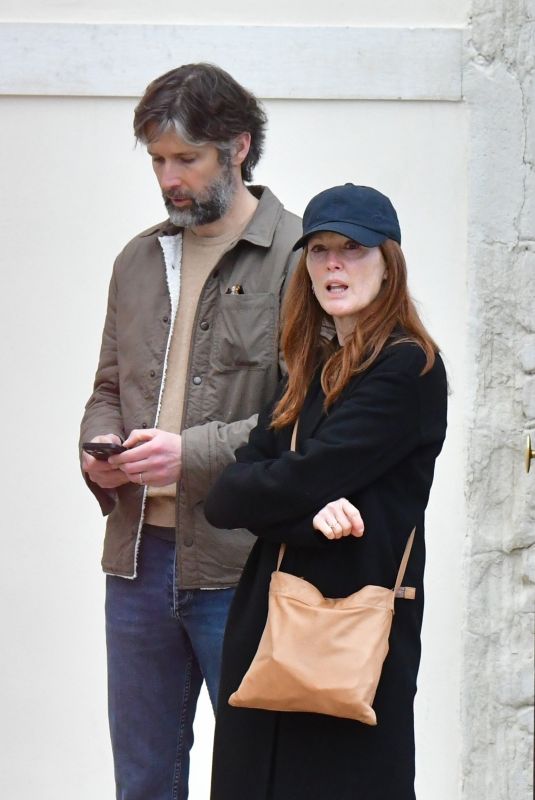 JULIANNE MOORE and Bart Freundlich Out in Venice 04/19/2022