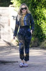 KATE HUDSON Leaves a Friend