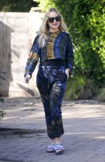 KATE HUDSON Leaves a Friend