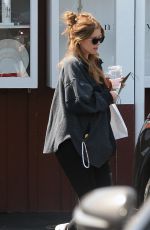 KATHERINE and CHRISTINA SCHWARZENEGGER Out for Brunch in Los Angeles 04/24/2022