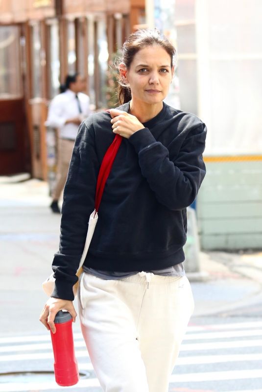 KATIE HOLMES Out Makeup-free in New York 04/08/2022
