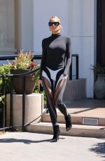 KHLOE KARDASHIA Leaves Il Fornaio Italian Restaurant in Woodland Hills 04/13/2022