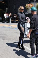 KHLOE KARDASHIA Leaves Il Fornaio Italian Restaurant in Woodland Hills 04/13/2022