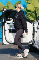 KHLOE KARDASHIAN Arrives at Her Daughter Gymnastic Class in Los Angeles 04/04/2022