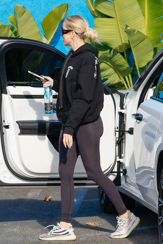 KHLOE KARDASHIAN Arrives at Her Daughter Gymnastic Class in Los Angeles 04/04/2022