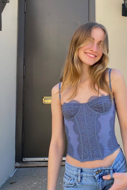 LAUREN ORLANDO - Instagram Photos 04/12/2022