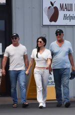 LAUREN SANCHEZ at Maui Food Bank 04/07/2022