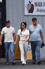 LAUREN SANCHEZ at Maui Food Bank 04/07/2022