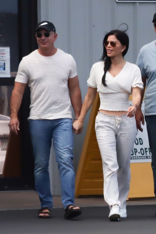 LAUREN SANCHEZ at Maui Food Bank 04/07/2022