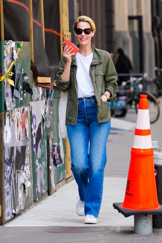 LESLIE BIBB Out in New York 04/25/2022