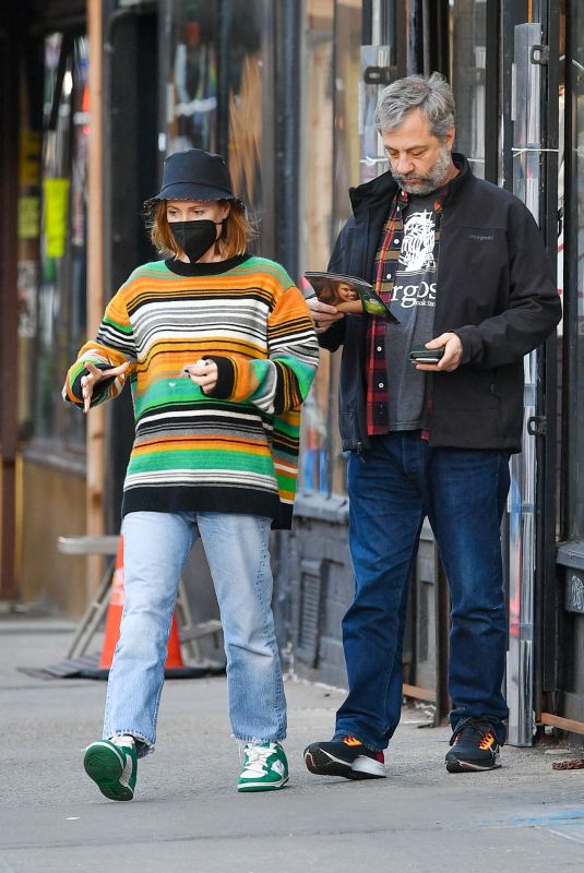LESLIE MANN and Judd Apatow Out in New York 04/04/2022
