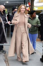 LESLIE MANN Arrives at Promotes The Bubble at The View in New York 0/31/2022
