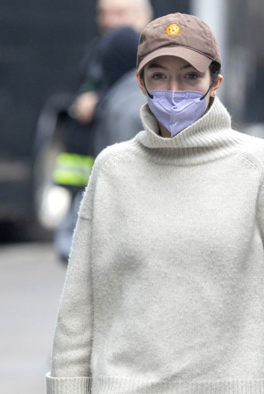LORDE Heading to Meridian Hall for a Sound Check in Toronto 04/08/2022