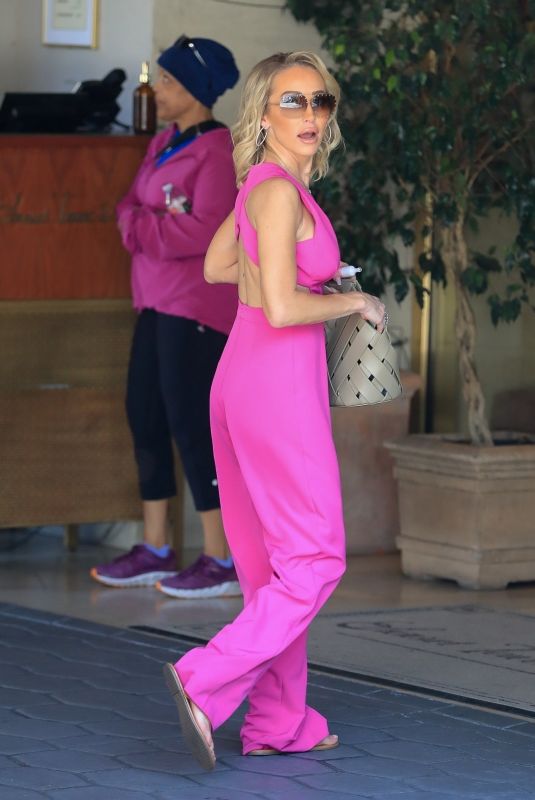 MARY FITZEGARLD Arrives at Sunset Tower Hotel in West Hollywood 04/06/2022