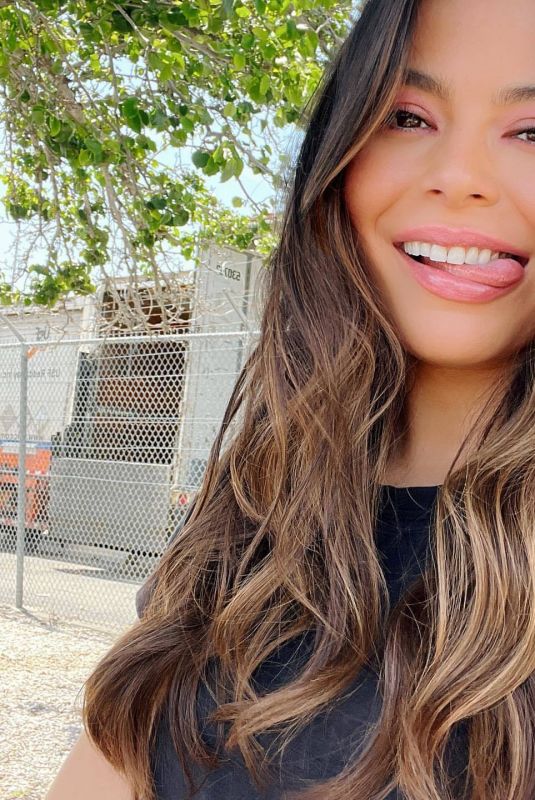 MIRANDA COSGROVE - Instagram Photo 04/25/2022