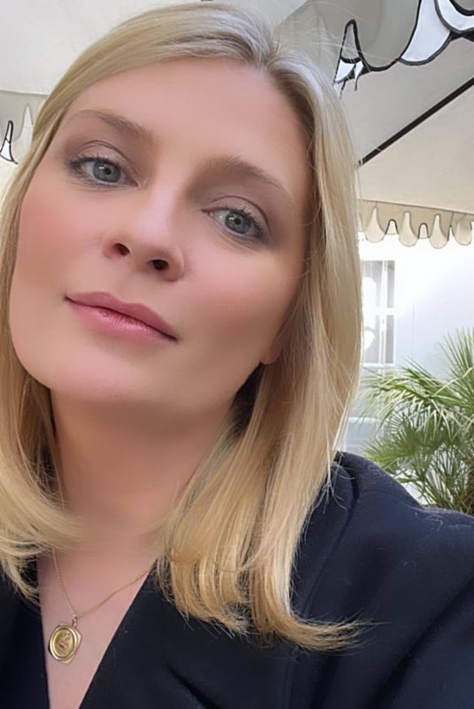 MISCHA BARTON - Instagram Photos 04/05/2022