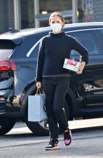 NATALIE PORTMAN Shopping for Pet Food in Los Feliz 04/20/2022