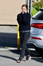 NATALIE PORTMAN Shopping for Pet Food in Los Feliz 04/20/2022