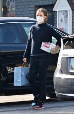 NATALIE PORTMAN Shopping for Pet Food in Los Feliz 04/20/2022