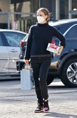 NATALIE PORTMAN Shopping for Pet Food in Los Feliz 04/20/2022