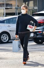 NATALIE PORTMAN Shopping for Pet Food in Los Feliz 04/20/2022