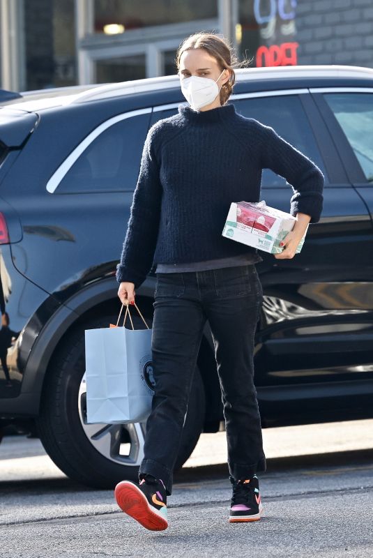 NATALIE PORTMAN Shopping for Pet Food in Los Feliz 04/20/2022