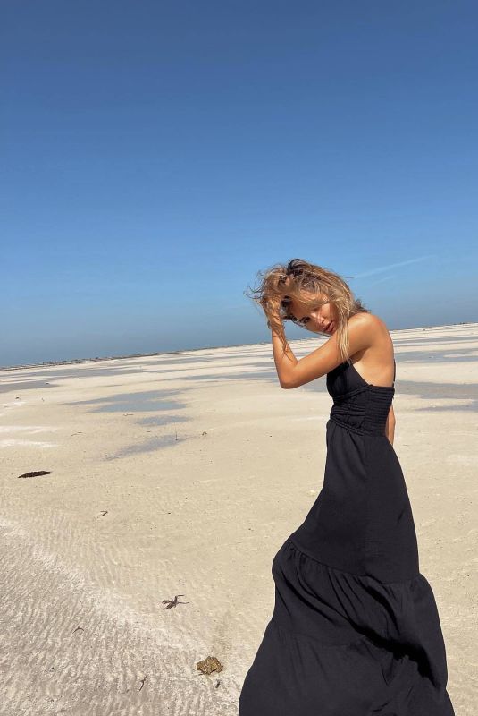 PIA MIA PEREZ - Instagram Photos 04/04/2022