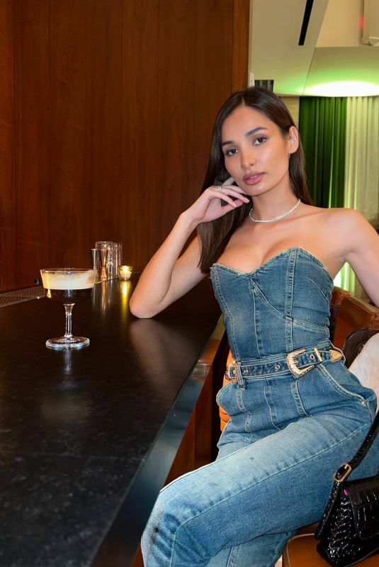 PIA MIA PEREZ - Instagram Photos 04/18/2022