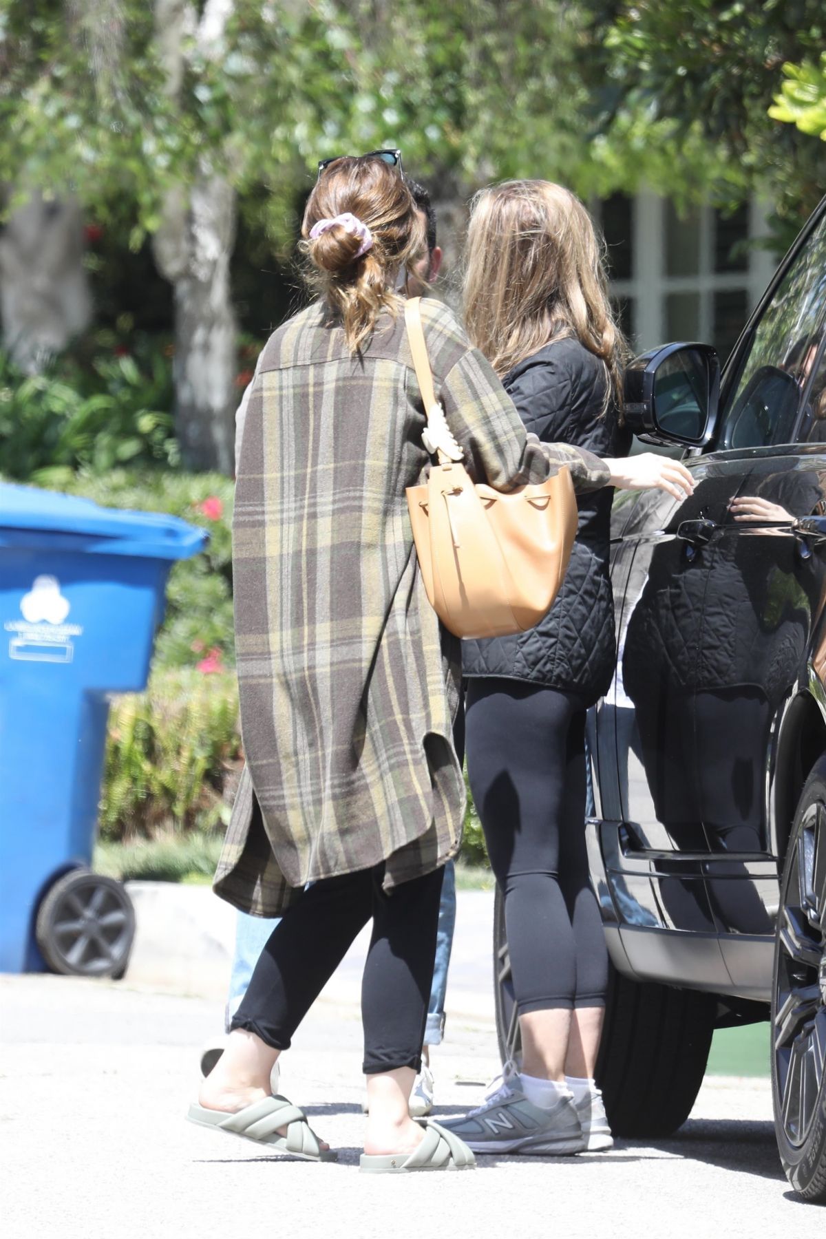Pregnant KATHERINE SCHWARZENEGGER Out with Her Mother MARIA, Sister ...