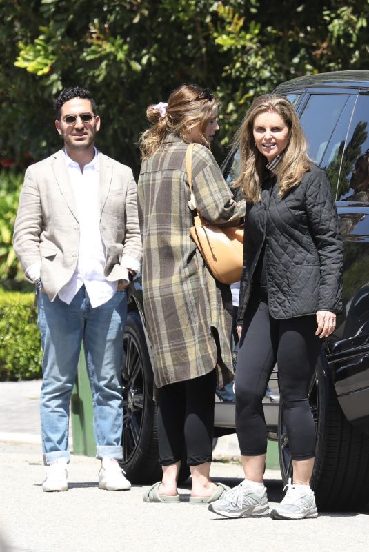 Pregnant KATHERINE SCHWARZENEGGER Out with Her Mother MARIA, Sister CHRISTINA and Brother Patrick 04/06/2022