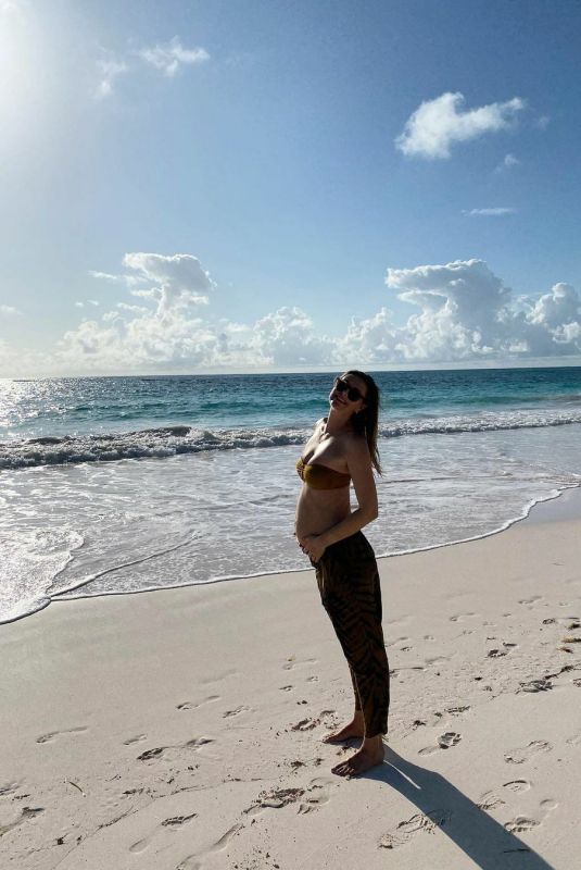 Pregnant MARIA SHARAPOVA - Instagram Photo04/19/2022