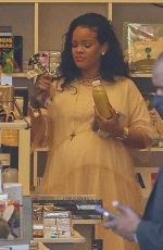Pregnant RIHANNA Shopping at Paper Source in Santa Monica 04/04/2022